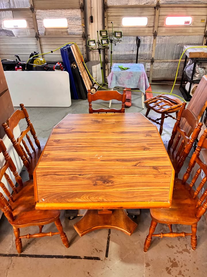 🍽️🔥 Dining Table Set w/ 5 Chairs + Leaf – Solid Wood – PRICED TO MOVE @ $20